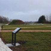 Na tablicach tematycznych znajdują się opisy miejsc biblijnych.