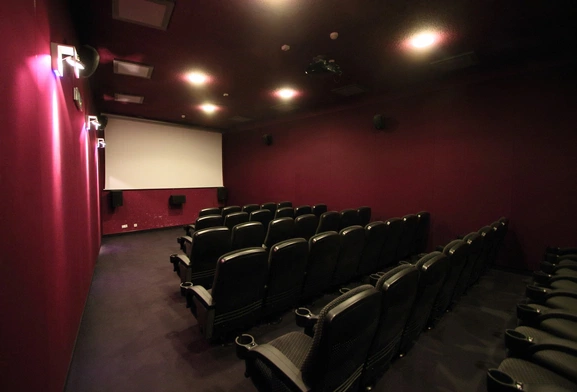 W filmach z ostatniego półwiecza przybywa przemocy i "zabójczych" słów