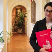 – Cenię sobie pracę w Kościele i z radością ją podejmuję. Kościół w diecezji ma twarz konkretnego człowieka. Wiem, że w tej pracy są radości i trudności, blaski i cienie, spodziewam się, że będzie trochę dziegciu i miodu – mówiła po odebraniu nominacji Ilona Krawczyk-Krajczyńska.