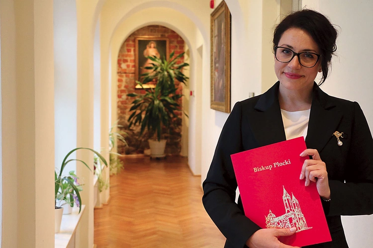 – Cenię sobie pracę w Kościele i z radością ją podejmuję. Kościół w diecezji ma twarz konkretnego człowieka. Wiem, że w tej pracy są radości i trudności, blaski i cienie, spodziewam się, że będzie trochę dziegciu i miodu – mówiła po odebraniu nominacji Ilona Krawczyk-Krajczyńska.