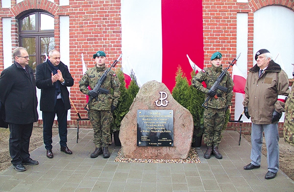 W Dziadowej Kłodzie odsłonięto pamiątkowy obelisk upamiętniający bohaterów.