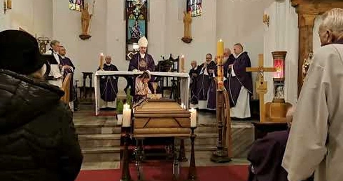 Pożegnanie śp.  ks.  Ryszarda Kierzkowskiego w kościele rektoralnym w Kołobrzegu