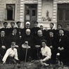 Ojciec założyciel z siostrami ze zgromadzenia betanek.