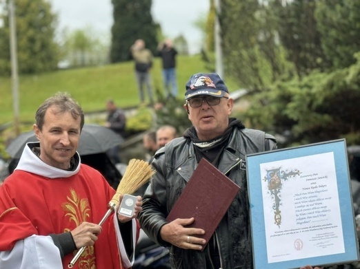 Pojazdy po Mszy św. pobłogosławił o. Albert Krzywański.