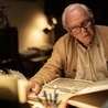 Nicholas Winton, w tej roli Anthony Hopkins, podczas sprzątania odnajduje stary album z wycinkami i czarno- -białymi zdjęciami.