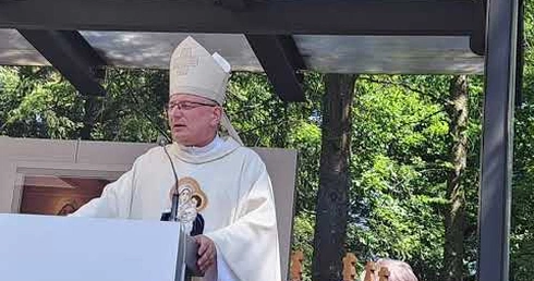 Bp Zadarko: W imię postępu nie wolno tracić więzi z Dekalogiem