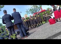 Pokłon feretronów w wykonaniu panien i kawalerów