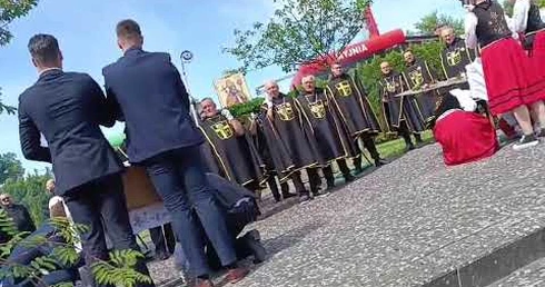 Pokłon feretronów w wykonaniu panien i kawalerów