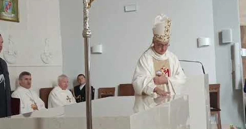 Bp Lechowicz namaszcza ołtarz kościoła