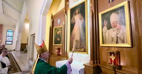 Poświęcenie ołtarzy bocznych w parafii Świętego Józefa Opiekuna Pracy w Józefosławiu