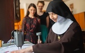 Klaryski uczą haftu