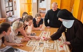Klaryski uczą haftu