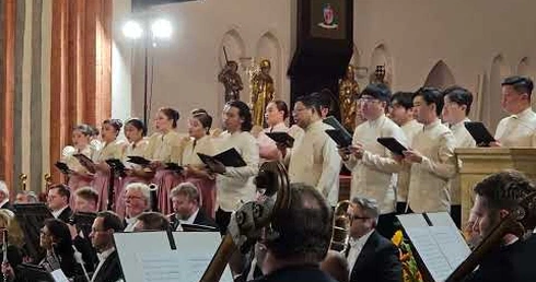 Philippine Vocal Ensamble z Manili - koncert w koszalińskiej katedrze. „Missa 2000” Ryana Cayabyaba.