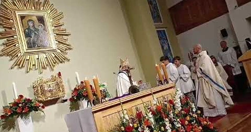 Błogosławieństwo obrazu Matki Bożej i pokoju spowiedzi podczas odpustu w Dźwirzynie