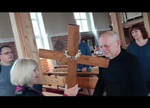 Wyjście pielgrzymki - ucałowanie krzyża