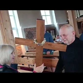 Wyjście pielgrzymki - ucałowanie krzyża