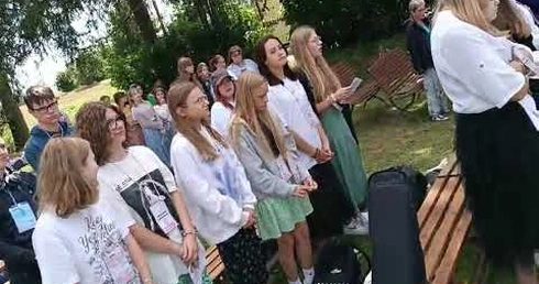 Rozpoczęcie Eucharystii na polowym ołtarzu w Lipiu