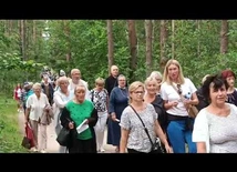 Wejście pielgrzymów na Górę Polanowską