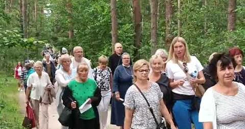 Wejście pielgrzymów na Górę Polanowską