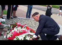 Złożenie kwiatów pod pomnikiem św. Jana Pawła II