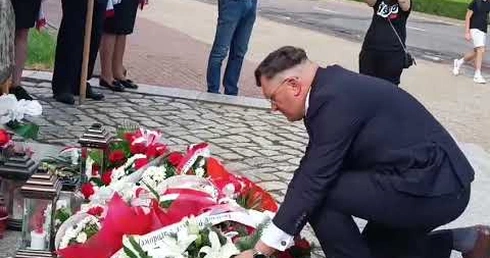 Złożenie kwiatów pod pomnikiem św. Jana Pawła II