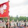 Były obecne m.in. organizacje harcerskie i poczty sztandarowe reprezentujące różne organizacje.