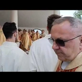Rozpoczęcie Eucharystii na błoniach skrzatuskich