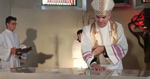 Konsekracja ołtarza kościoła w Kwakowie