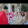 Laskowa. Przekazanie młodzieży relikwii bł. Karoliny.