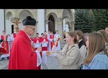 Laskowa. Przekazanie młodzieży relikwii bł. Karoliny.