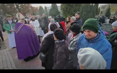Procesja w uroczystość Wszystkich Świętych na Cmentarzu Wawrzyszewskim