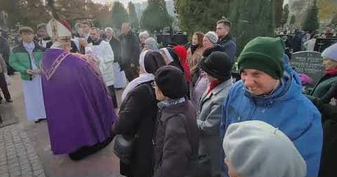 Procesja w uroczystość Wszystkich Świętych na Cmentarzu Wawrzyszewskim