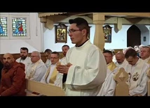 Bp Dajczak udziela święceń diakonatu kl. Dariuszowi.