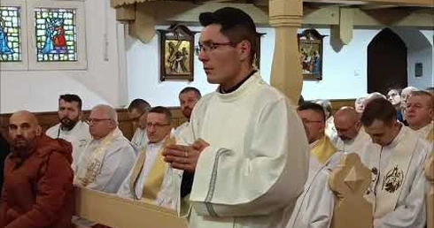 Bp Dajczak udziela święceń diakonatu kl. Dariuszowi.