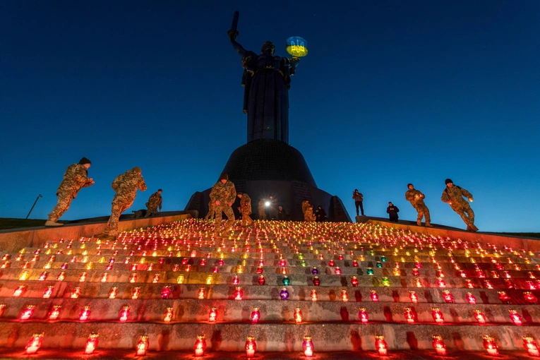 Tylko ludzi żal....