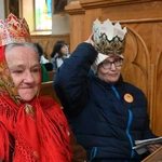 Mędrcy między drewnianymi chałupami