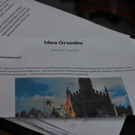 Mędrcy między drewnianymi chałupami