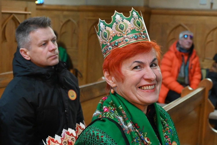 Mędrcy między drewnianymi chałupami
