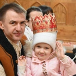 Mędrcy między drewnianymi chałupami