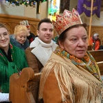 Mędrcy między drewnianymi chałupami