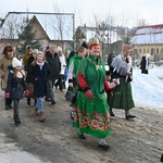 Mędrcy między drewnianymi chałupami