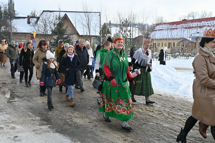 Mędrcy między drewnianymi chałupami