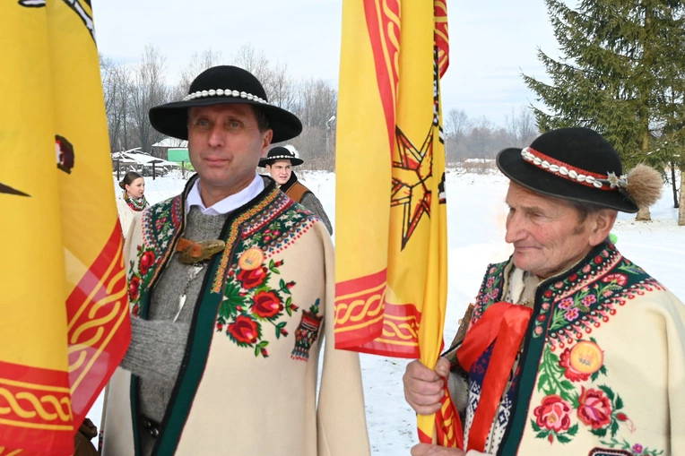 Mędrcy między drewnianymi chałupami