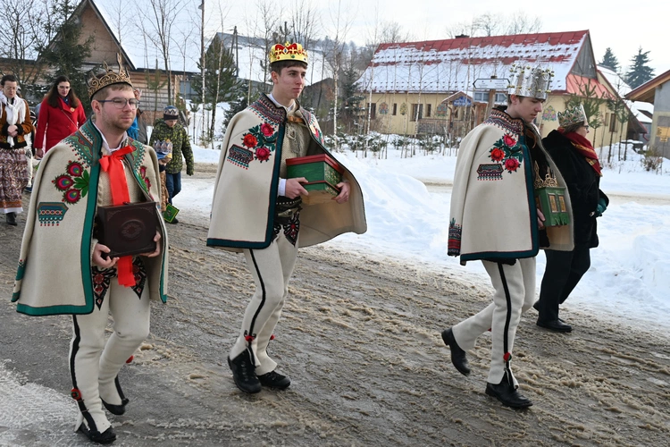 Mędrcy między drewnianymi chałupami