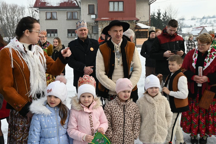 Mędrcy między drewnianymi chałupami