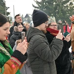 Mędrcy między drewnianymi chałupami