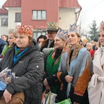 Mędrcy między drewnianymi chałupami