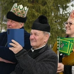 Mędrcy między drewnianymi chałupami