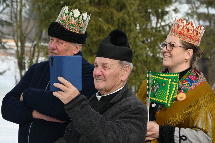 Mędrcy między drewnianymi chałupami