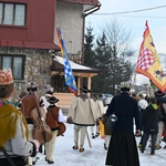 Mędrcy między drewnianymi chałupami